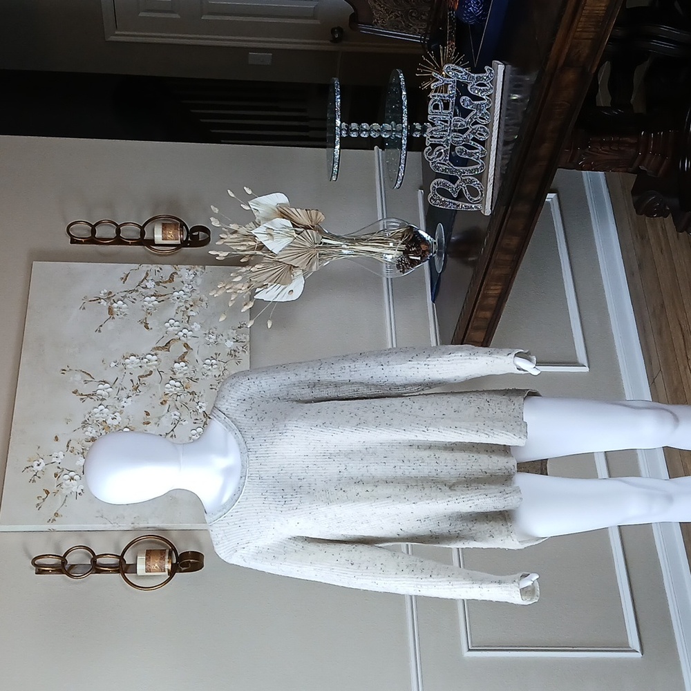 Aqua Cashmere Gray Crew Neck Long Sleeves Sweater. Size L